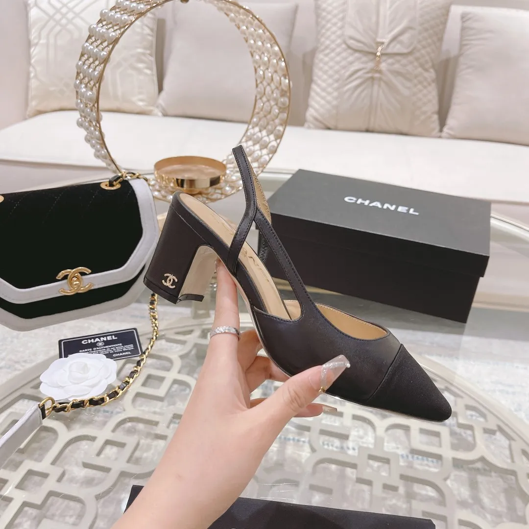 👟👟Ex-factory price 440👟👟 Chanel - Spring and summer classic color-blocked low-heeled side hollow sandals ⚠ Fashionable catwalk style❤ Mixed splicing colors, hollow toe style on the inside, 2.5cm thick heel and small logo embellishment, a fashionable interpretation! How to match the series to look good! Original customized wood-colored leather outsole, imported sheepskin surface, goatskin lining for feet... 35-40 regular sizes (41.42, 43 custom-made, non-returnable) 🎁Latest full set of packaging at the counter